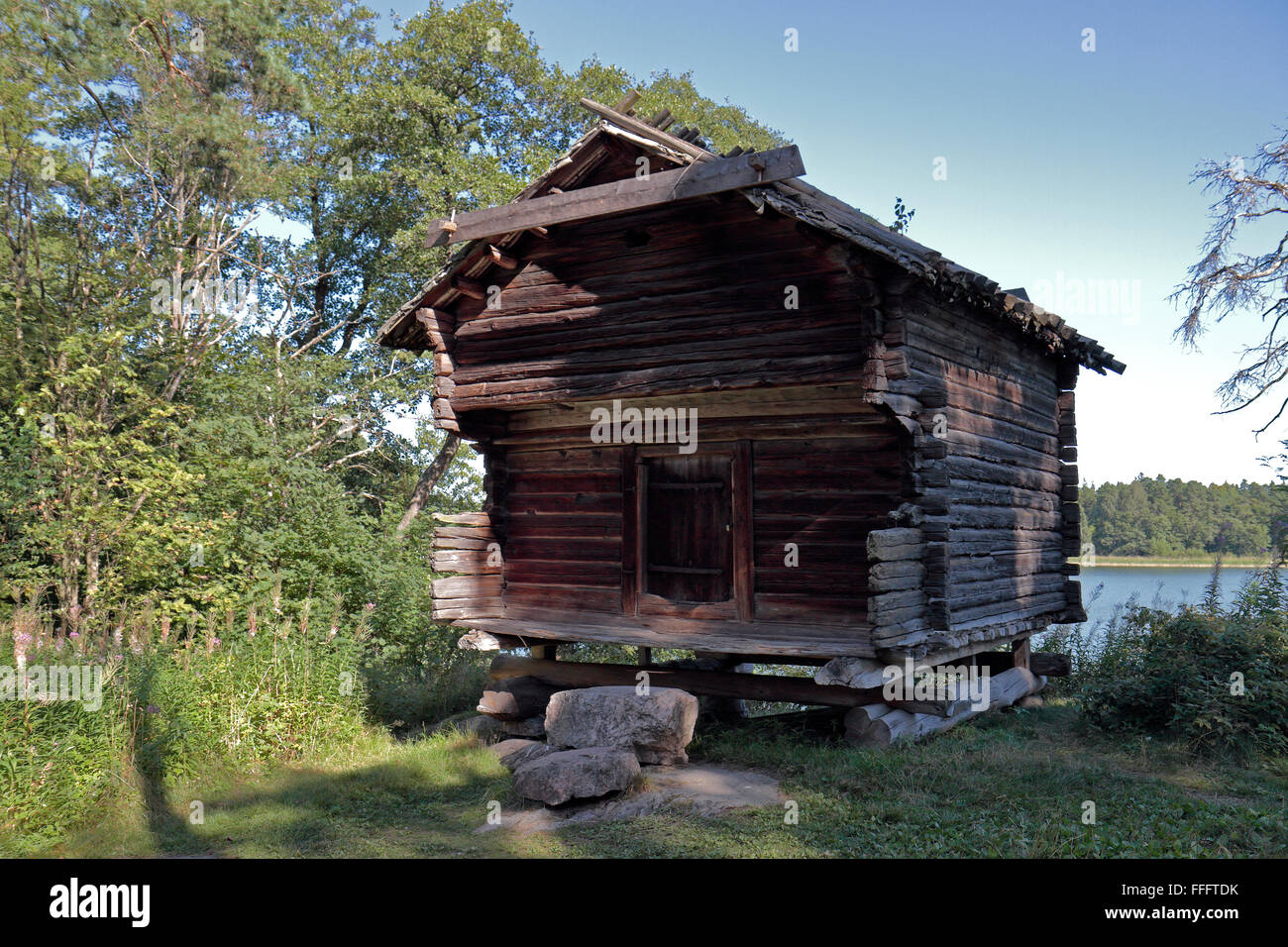 Grenier en bois store à partir du xviie siècle et l'île de Seurasaari Open Air Museum, Helsinki, Finlande. Banque D'Images