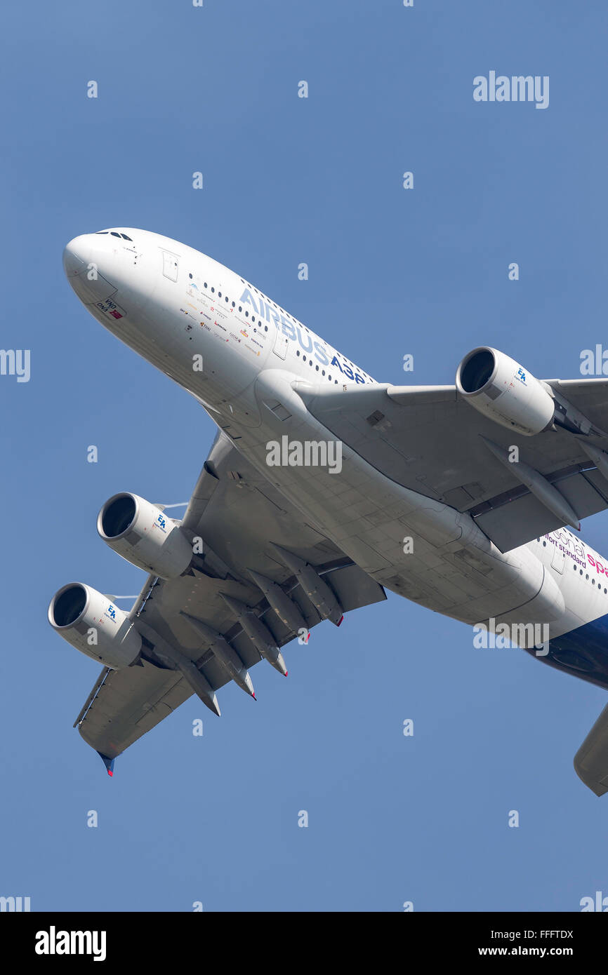 Airbus A380-861 immatriculé F-WWDD voler contre un ciel bleu. Banque D'Images