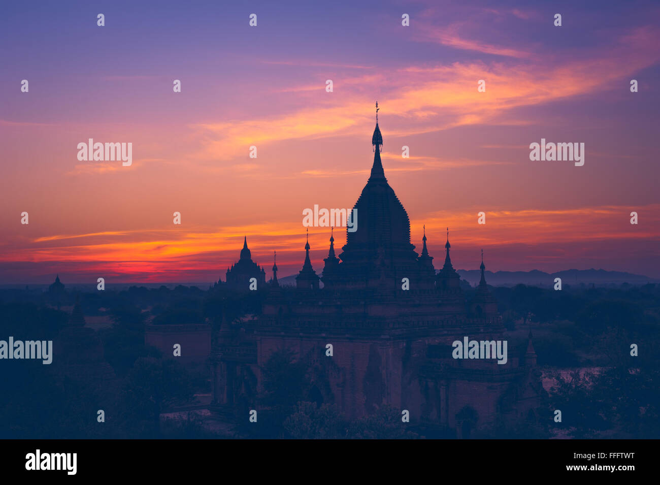 Misty incroyable lever du soleil couleurs et silhouette d'anciens temples bouddhistes à Bagan Royaume, Myanmar (Birmanie). Paysages et voyages Banque D'Images