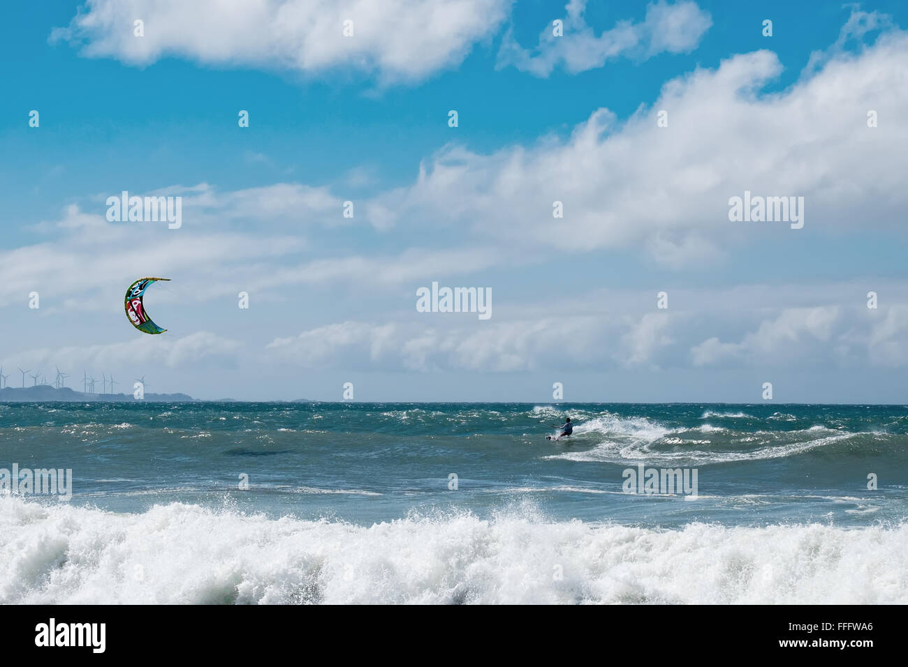 Amazing kite surf à Philippines. Instructeur de surf en procession renonce à l'océan Banque D'Images