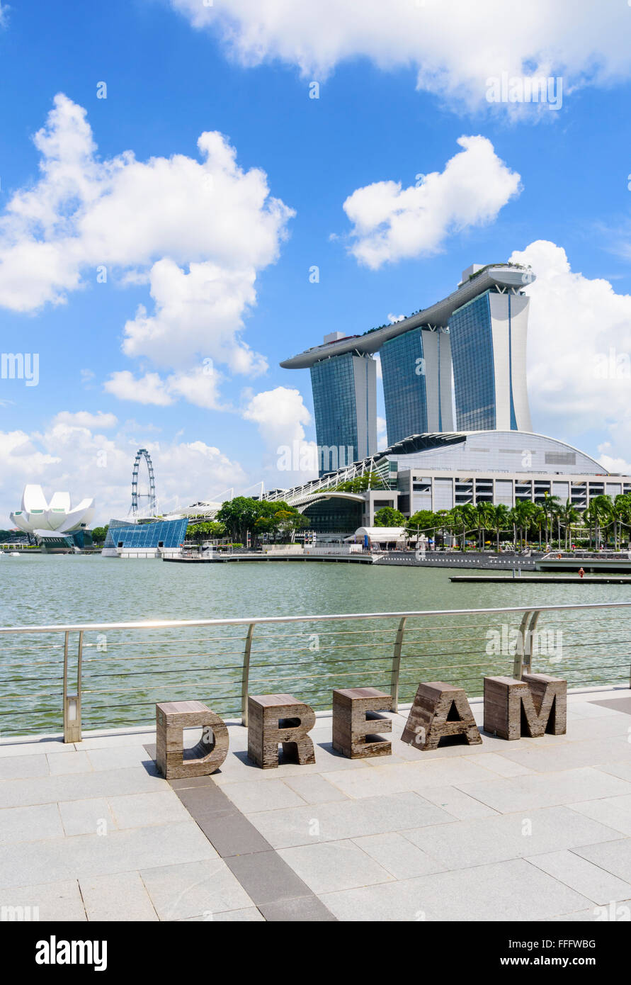 Le mot rêve sur la promenade au bord de l'eau regardant vers le Marina Bay Sands, Marina Bay, Singapour Banque D'Images
