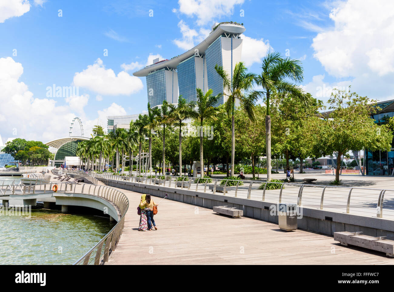 Promenade au bord de l'eau regardant vers le Marina Bay Sands, Marina Bay, Singapour Banque D'Images