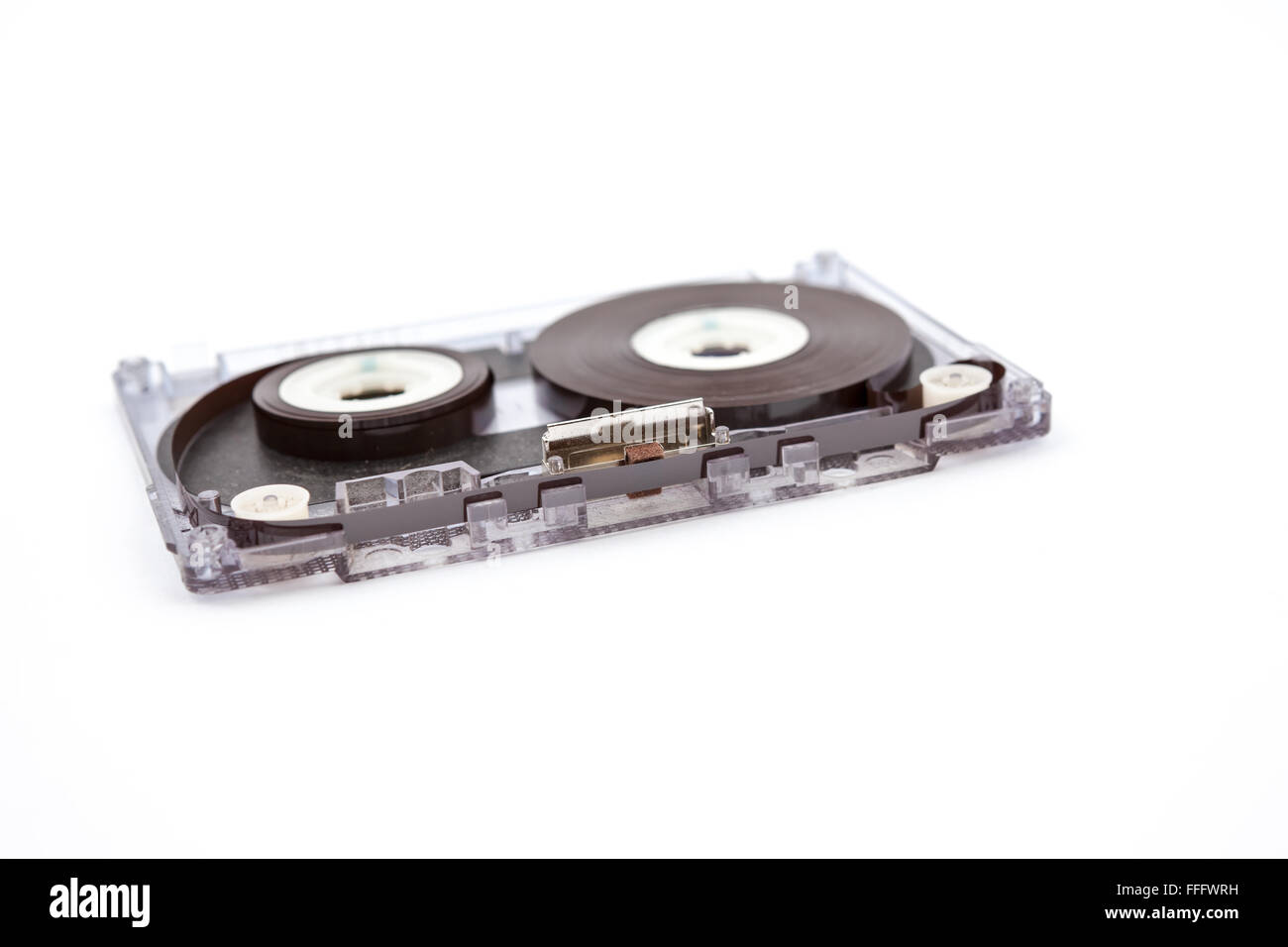 Le déroula sur une cassette de musique fond blanc Banque D'Images