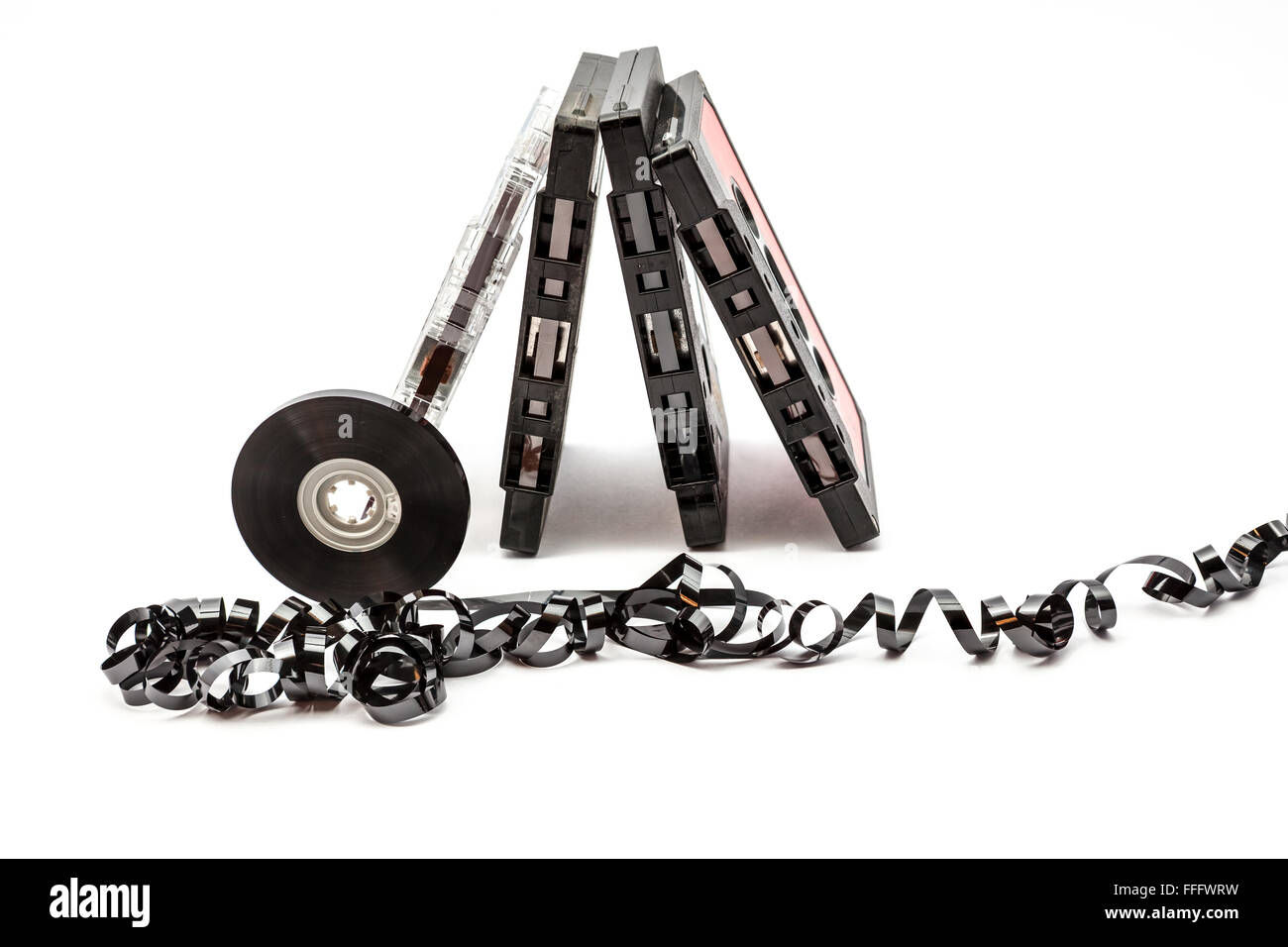 Déroulé des cassettes de musique sur un fond blanc Banque D'Images