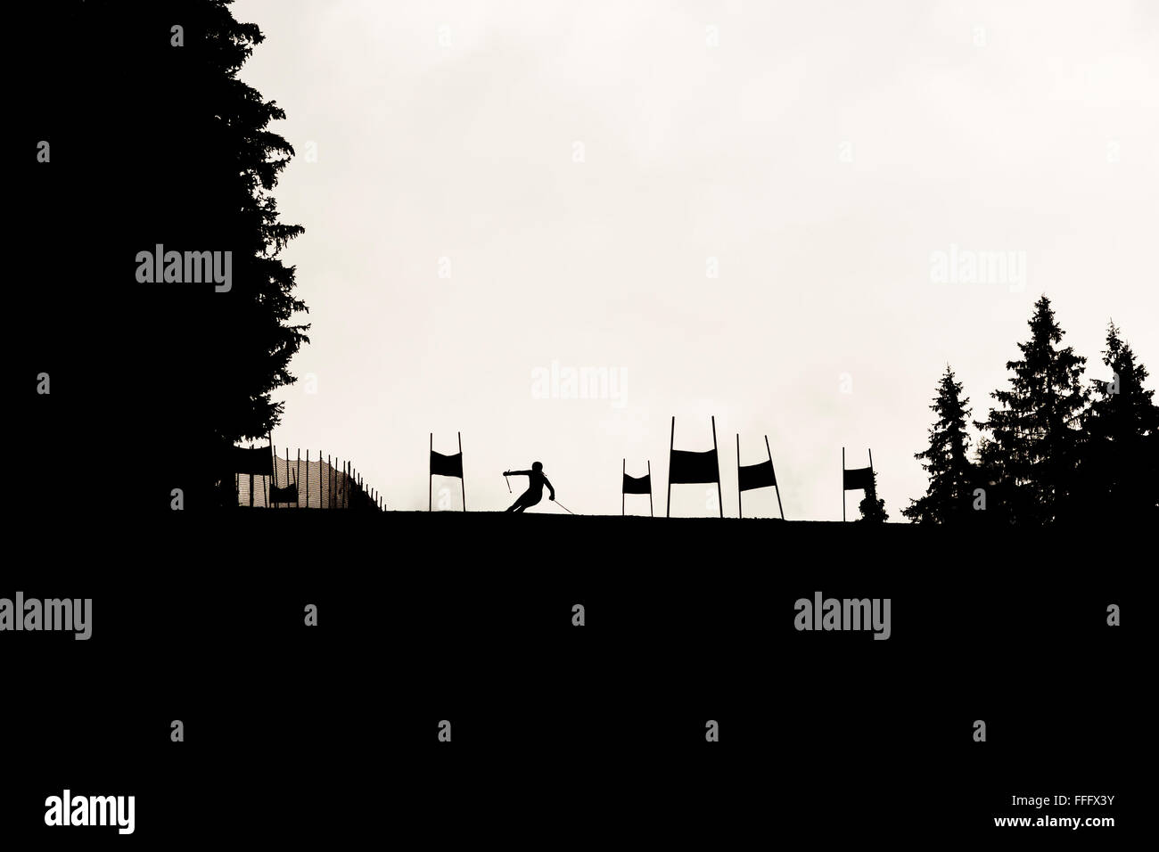 Silhouette d'un skieur sur une piste de ski pour une course de ski au cours d'un tournoi de ski dans une montagne de la Bulgarie. Banque D'Images