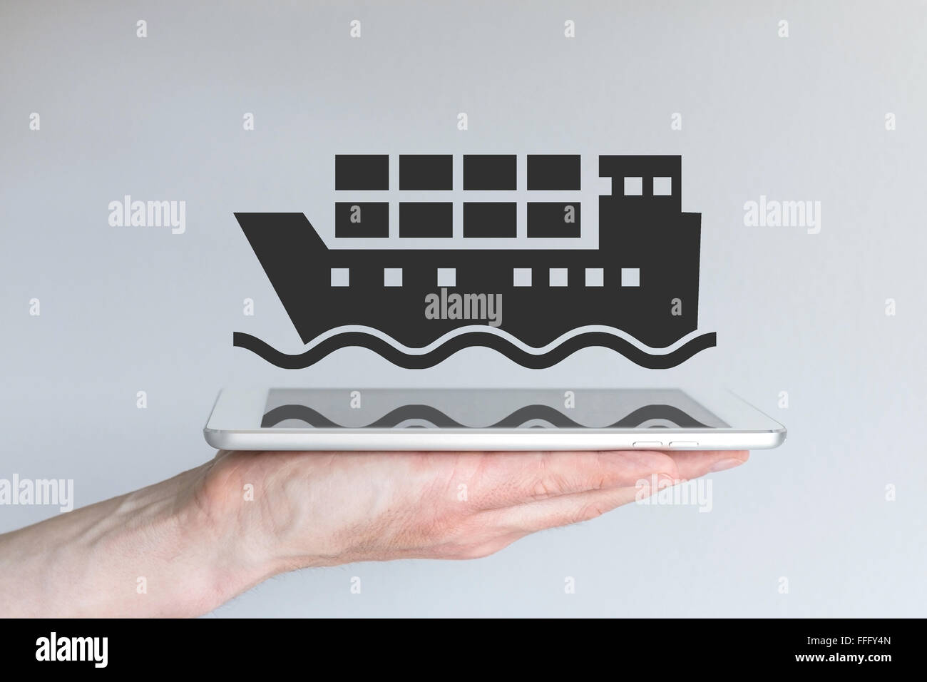 Concept de logistique numériques et mobiles et l'expédition des affaires. Hand holding smart phone ou tablette moderne. Banque D'Images