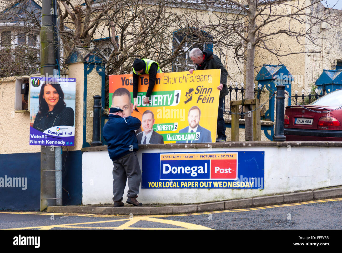 Ardara, comté de Donegal, Irlande. 13 février 2016. Des affiches pour les candidats aux élections générales d'être mis en place. L'élection générale irlandaise aura lieu le vendredi 26 février 2016. Photo par : Crédit : Richard Wayman/Alamy Live News Banque D'Images