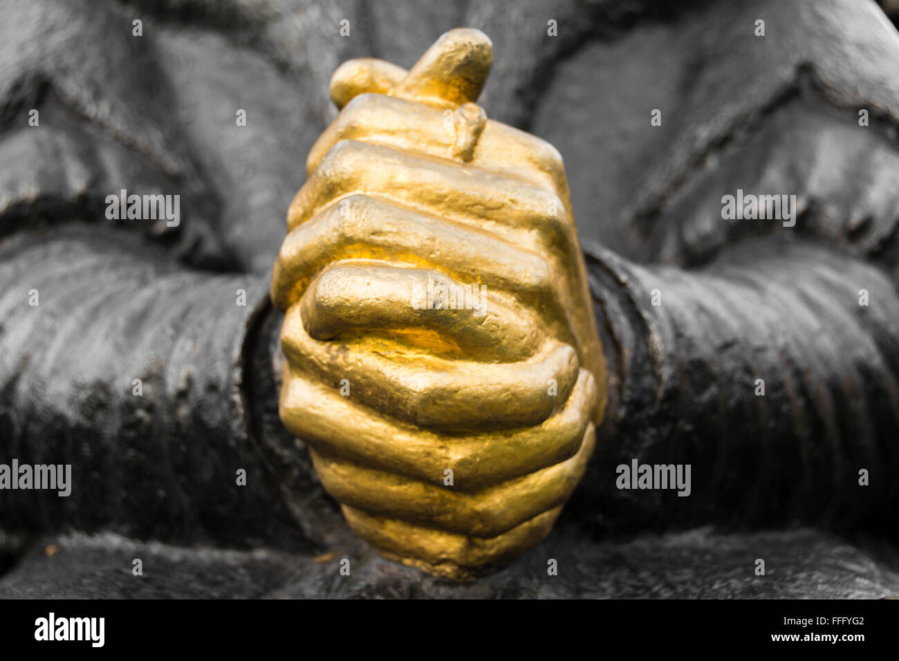 Les mains jointes en prière sur le Sir Thomas Moore statue, Cheyne Walk, Chelsea, Londres, Angleterre, Royaume-Uni, Banque D'Images