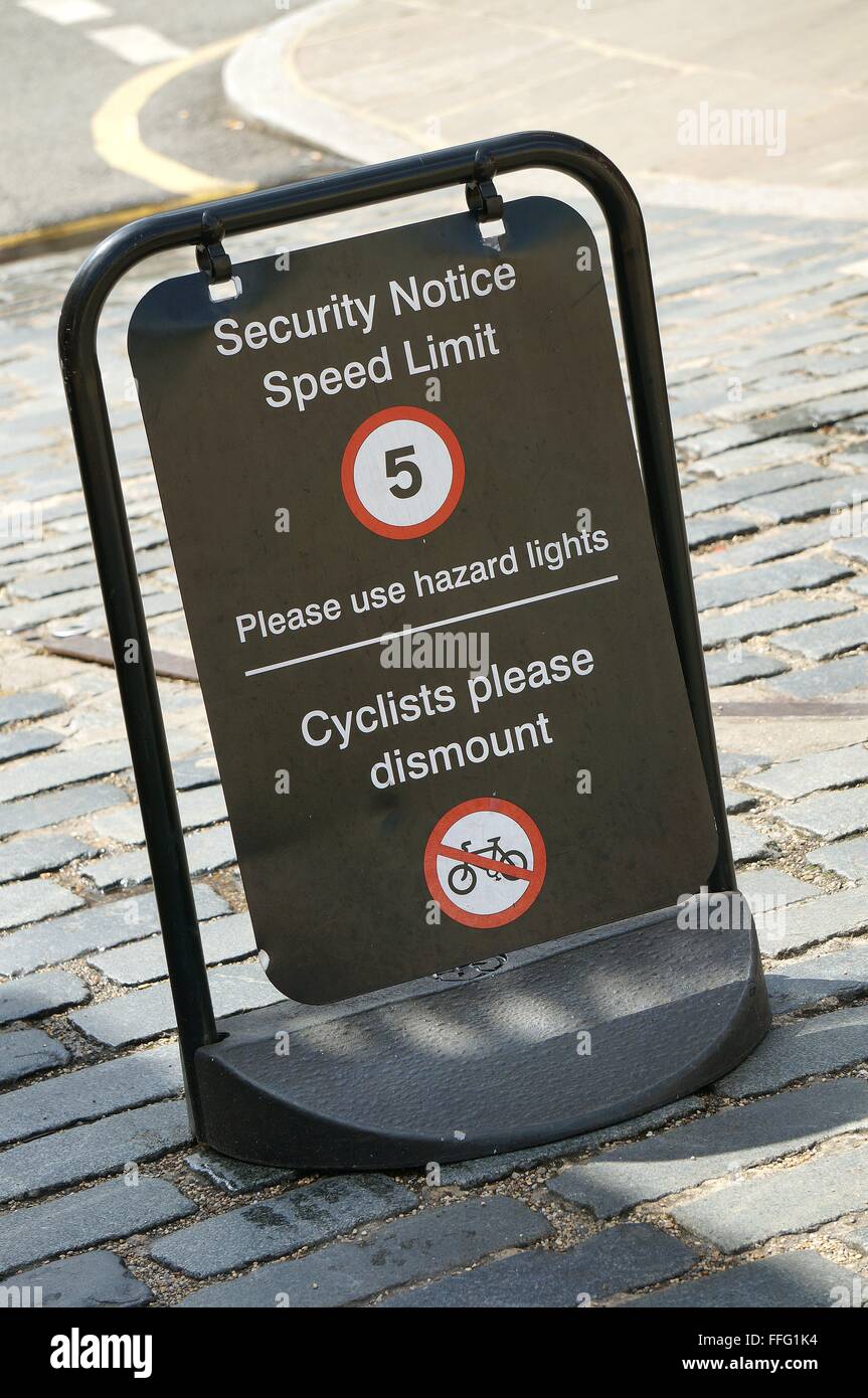 Avis de sécurité, panneau d'avertissement de limite de vitesse sur College Way In La région de Royal Greenwich dans la ville de Londres en Angleterre GB ROYAUME-UNI 2015 Banque D'Images