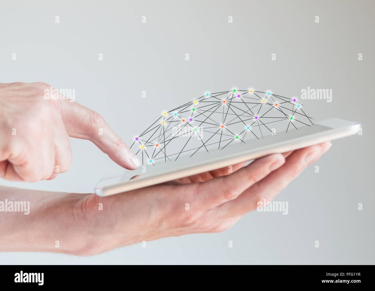 Image main d'hommes en tablettes mobiles avec l'écran du doigt. Concept de réseaux informatiques et réseaux sociaux accessibles Banque D'Images