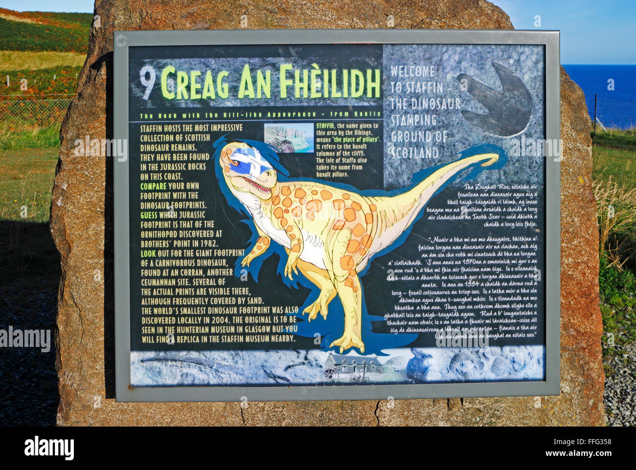 Avis relatif à l'information a révélé des empreintes de fossiles de dinosaures à Oban, Ile de Skye, Ecosse, Royaume-Uni. Banque D'Images