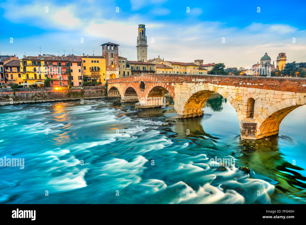 V rone Italie Paysage Avec Rivi re Adige Et Ponte Di Pietra Photo 
