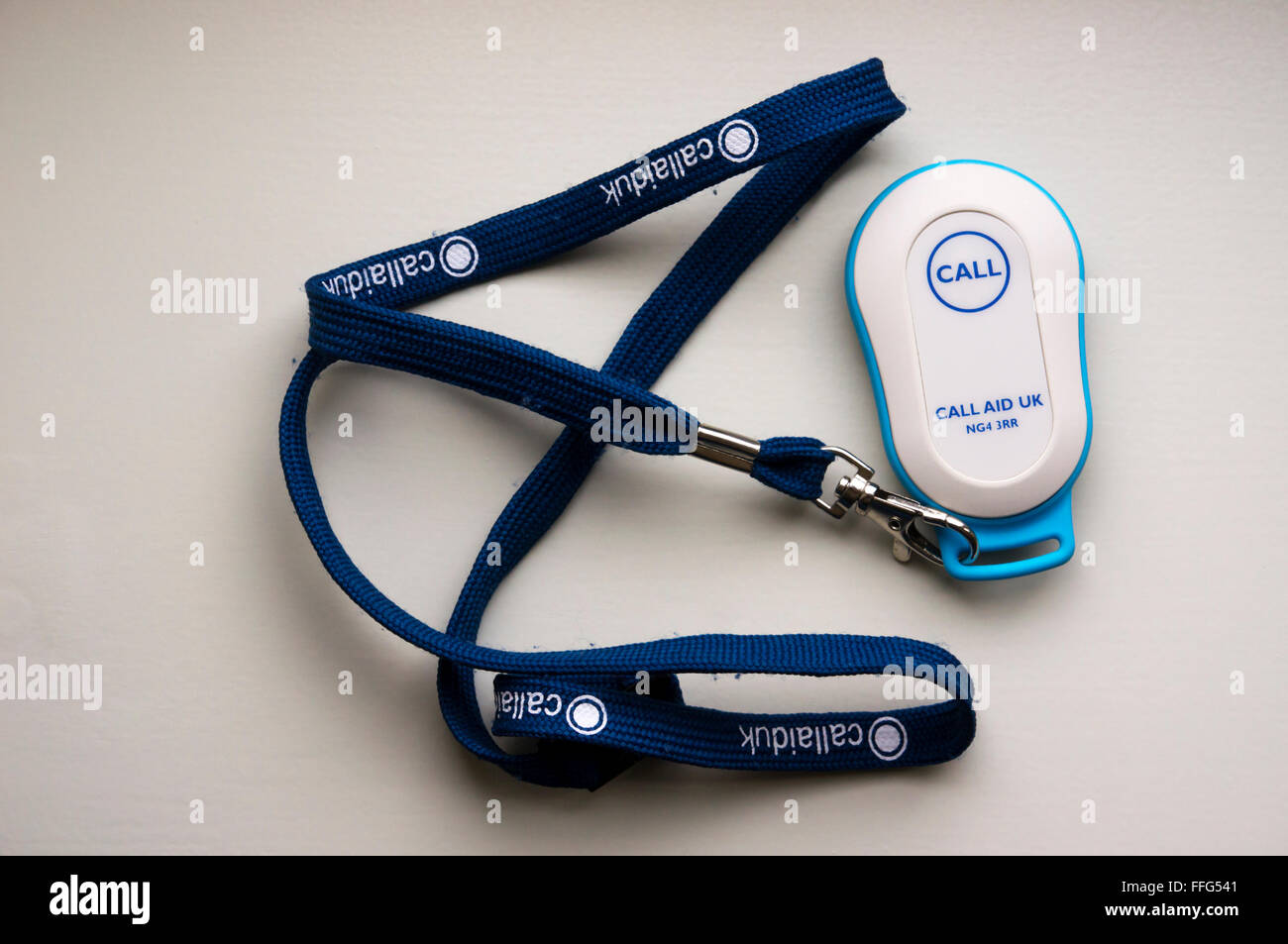 L'aide d'appel Appel UK / Bouton de panique comme poignée sur un cordon. Utilisé par les personnes âgées ou maison lié pour demander de l'aide ou en cas de chute Banque D'Images