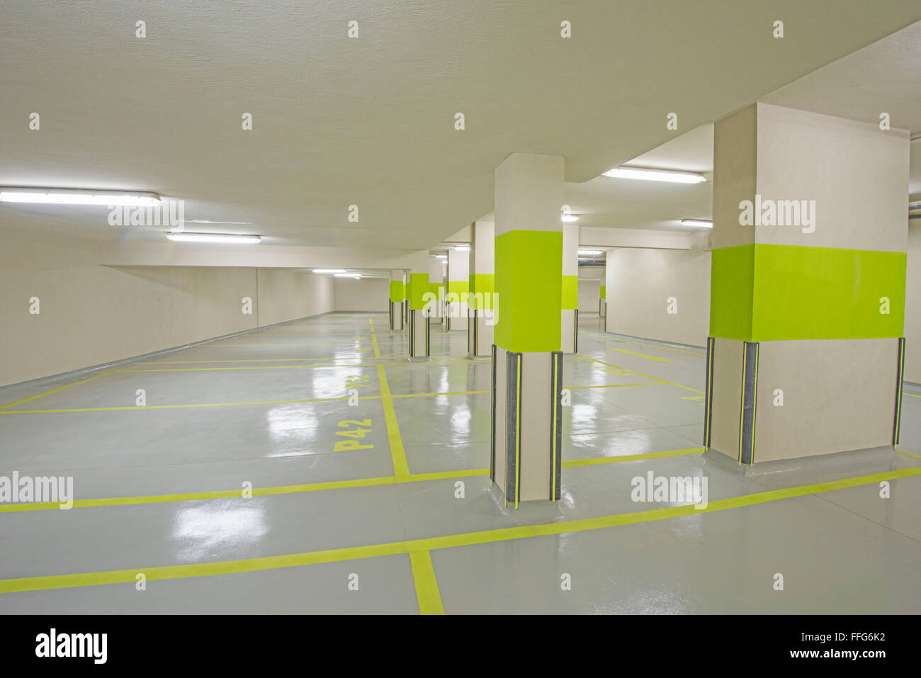 L'intérieur d'un nouveau parking souterrain moderne sous un immeuble ...