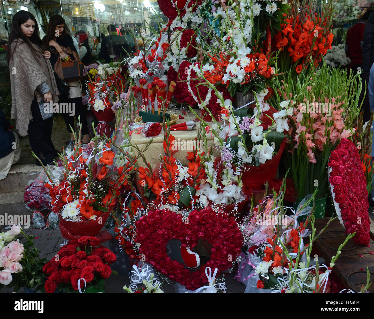 Un Paki Avec Un Bouquet De Rose Lahore, Pakistan. Feb 13, 2016. Achat de citoyens pakistanais des roses  fraîches Fleurs bouquets et guirlandes pour les proches d'un grand ensemble  de fleurs marché vente à la veille de la Saint