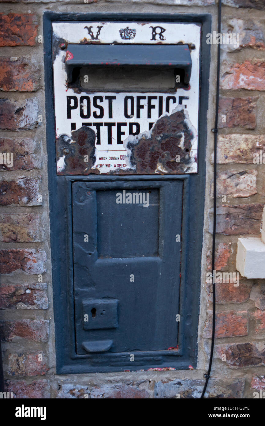 Un bureau de poste en fonte victorienne lettre fort dans Louth, en Angleterre. Banque D'Images