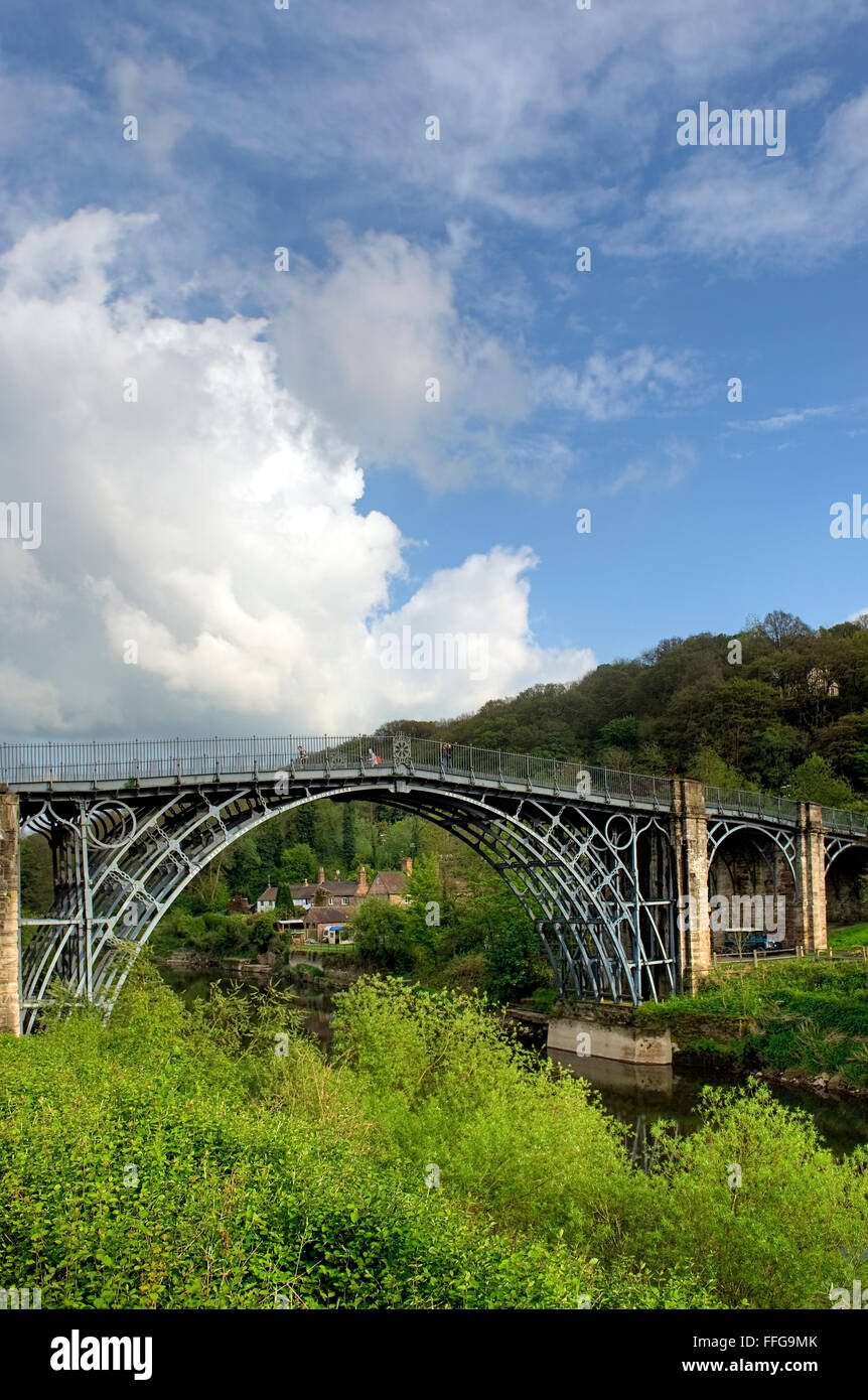 Premier pont de fer dans le monde a été construit par Abraham Darby III River Severn à Shifnal Shropshire England UK Europe Banque D'Images