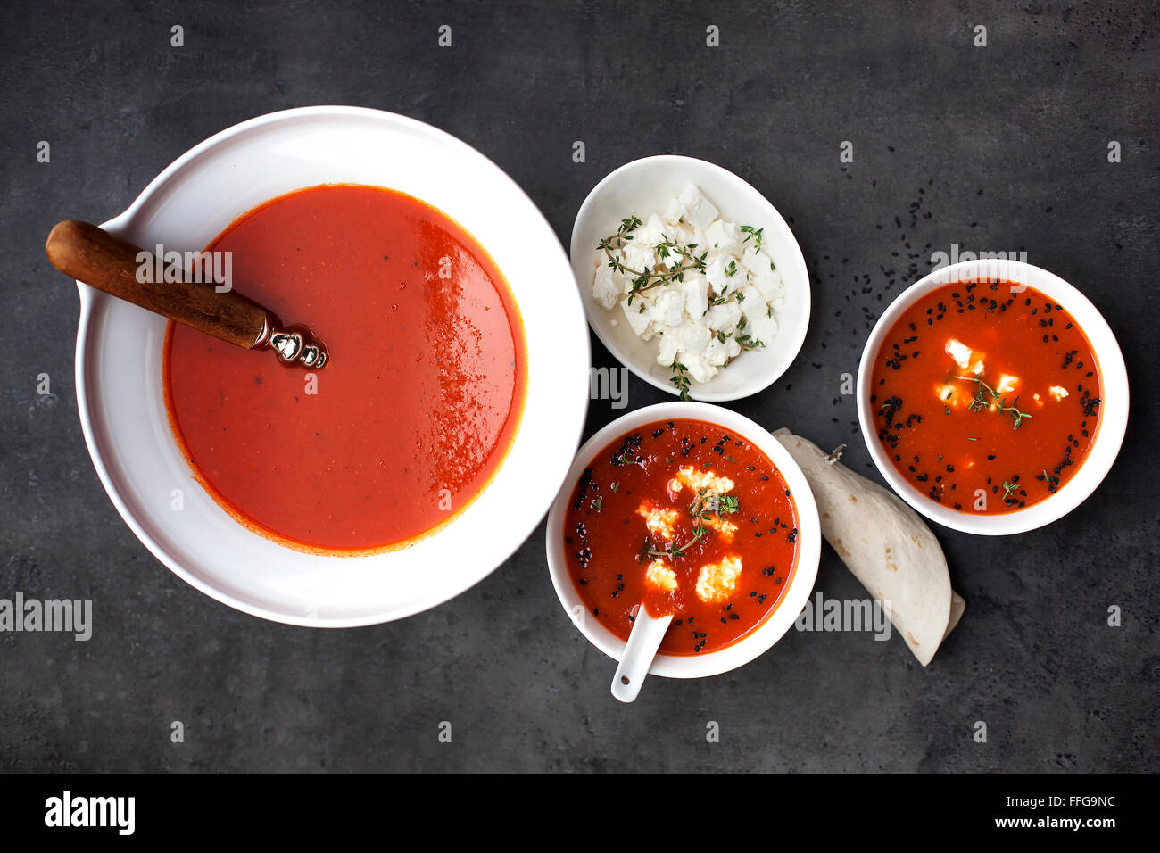 Avec la soupe aux tomates et fromage feta pita sur l'arrière-plan gris- image Banque D'Images