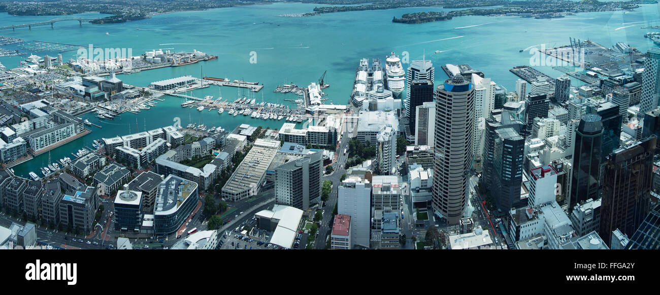 Le port d'Auckland Vue de la Sky Tower, tous les logos déposés pour l'utilisation commerciale. Banque D'Images