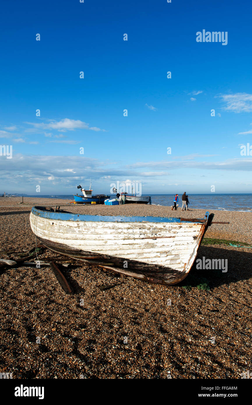 Bateau de pêcheur sur la plage East Anglia Suffolk Aldeburgh Angleterre Angleterre Europe Banque D'Images