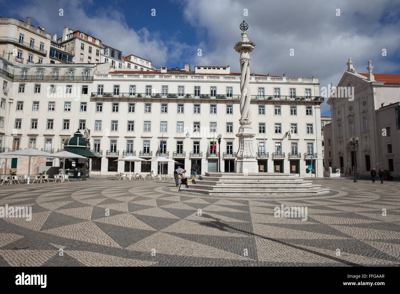 La place municipale - Praça do Municipio avec pilier du 18ème siècle appelé pelourinho (pilori) à Lisbonne, Portugal Banque D'Images
