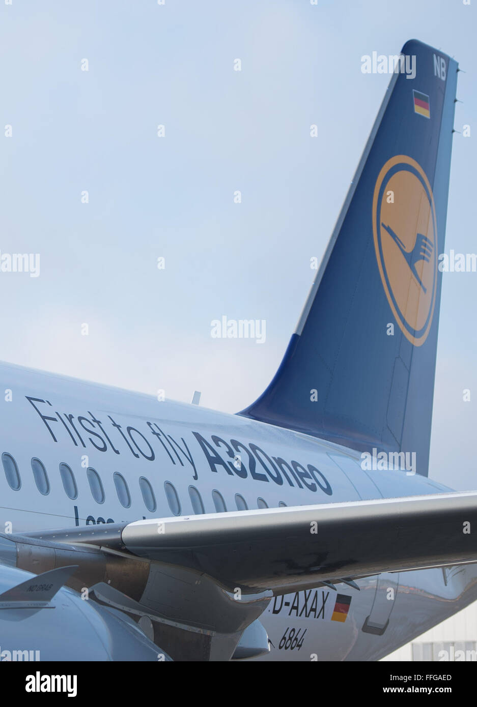 Hambourg, Allemagne. 12 Février, 2016. L'Airbus A320neo qui est représenté sur les locaux de l'usine d'Airbus à Hambourg, Allemagne, 12 février 2016. Constructeur d'avions Airbus est officiellement à son tour sur le premier A320neo pour compagnie aérienne allemande Lufthansa. La nouvelle aile conseils, également appelé 'sharklets', et le nouveau turbines Pratt & Whitney sont des caractéristiques des nouveaux appareils. Photo : Lukas SCHULZE/dpa/Alamy Live News Banque D'Images