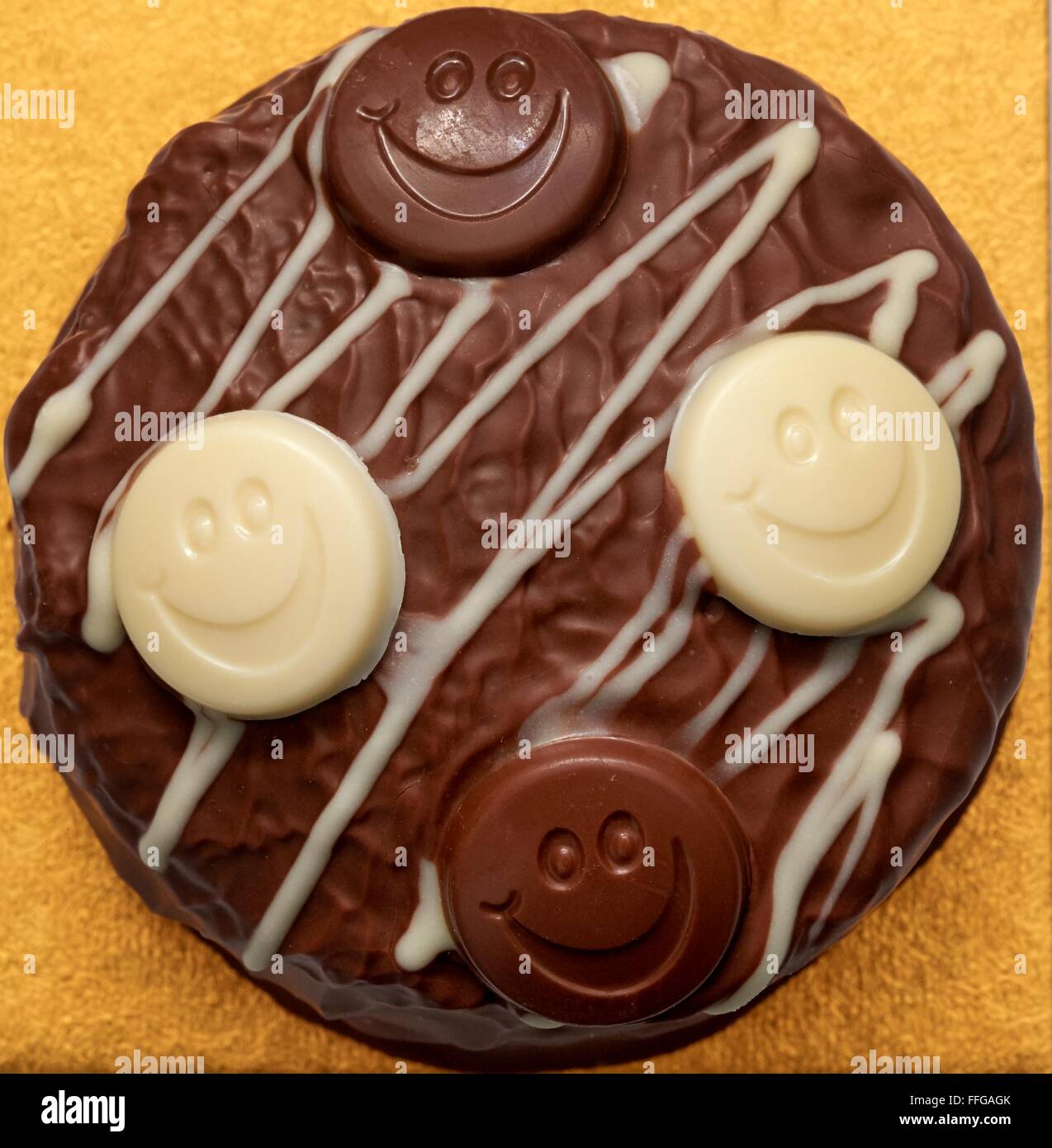 Smiley Gateau Au Chocolat Photo Stock Alamy Smiley Gateau Au Chocolat Photo Stock Alamy