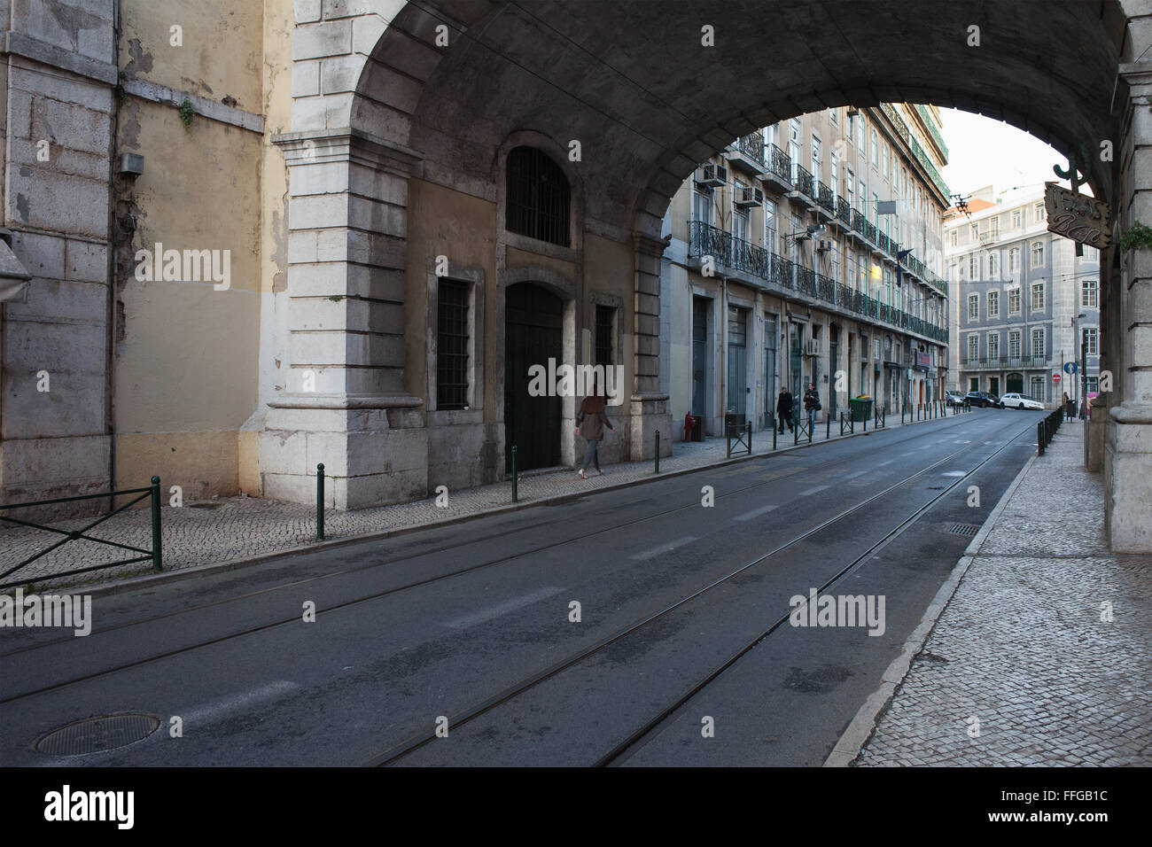 Le Portugal, ville de Lisbonne, la Rua de S. Paulo rue avec des rails du tramway sous le pont, paysage urbain Banque D'Images