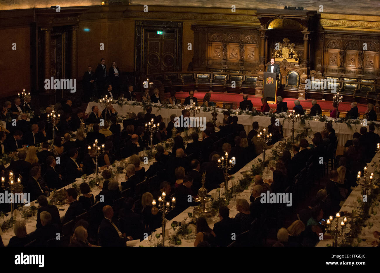 Hambourg, Allemagne. 12 Février, 2016. De Premier ministre britannique, David Cameron, prononce un discours à l'Matthiae dîner à l'hôtel de ville de Hambourg, Allemagne, 12 février 2016. De Premier ministre britannique David Cameron et la Chancelière allemande, Angela Merkel, sont les invités d'honneur de la fête la plus ancienne dans le monde. Depuis 1356, les dirigeants de l'Hansa city inviter des invités de à l'Matthiae le dîner. Photo : CHRISTIAN CHARISIUS/dpa/Alamy Live News Banque D'Images