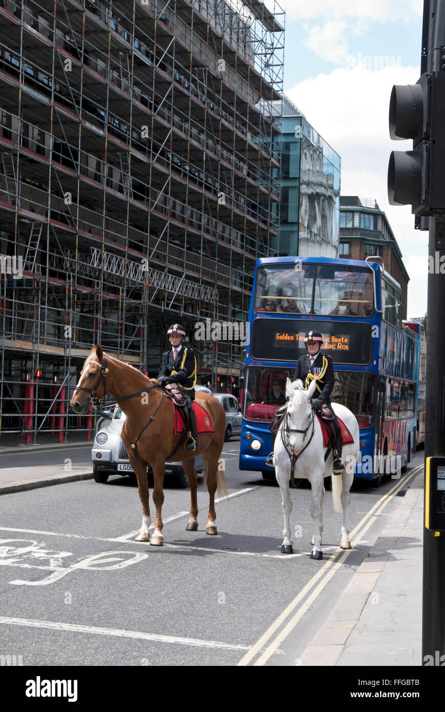 Deux agents de police uniforme sur la rue de Londres, Royaume-Uni. Banque D'Images