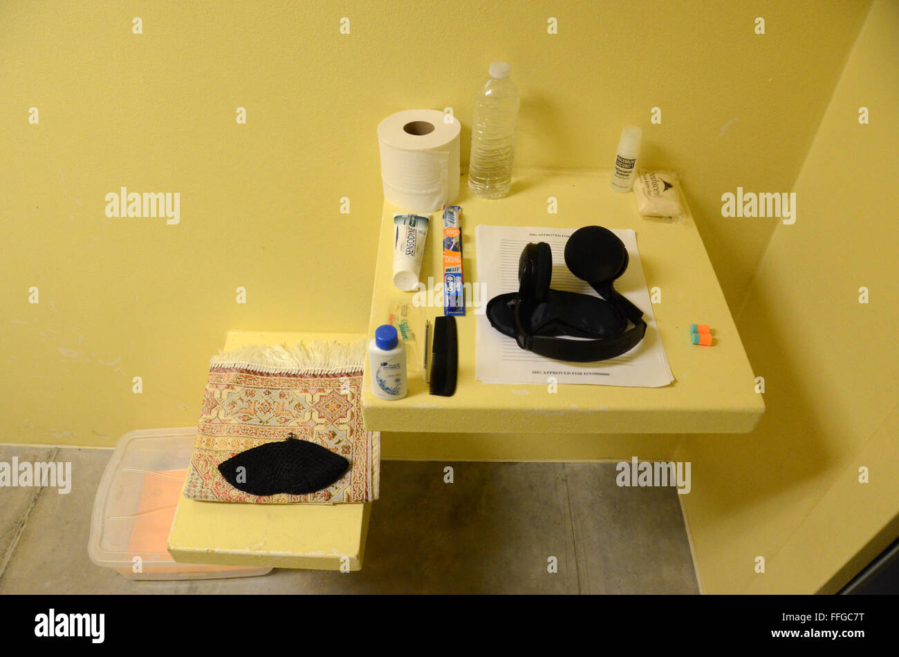 Guantanamo cuba camp gtmo 6 bloc de cellules cellule avec détenu prisonnier  des articles personnels de bains articles papier toilette dentifrice Photo  Stock - Alamy