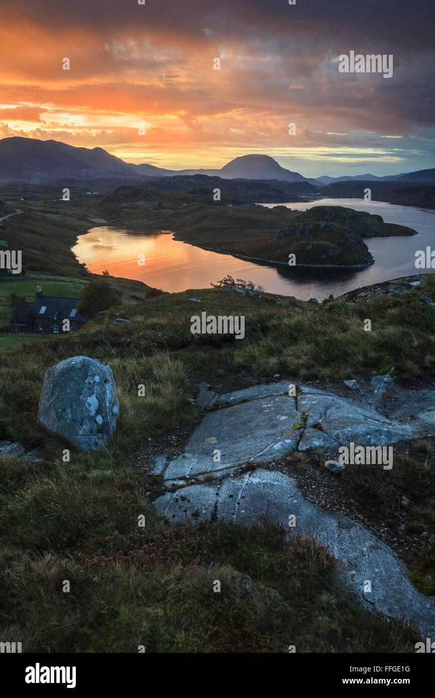 Un lever du soleil capturé à la fin octobre, à partir de la chambre au-dessus de la rive nord du Loch Inchard, près de Kinlochbervie au nord-ouest de l'Écosse. Banque D'Images