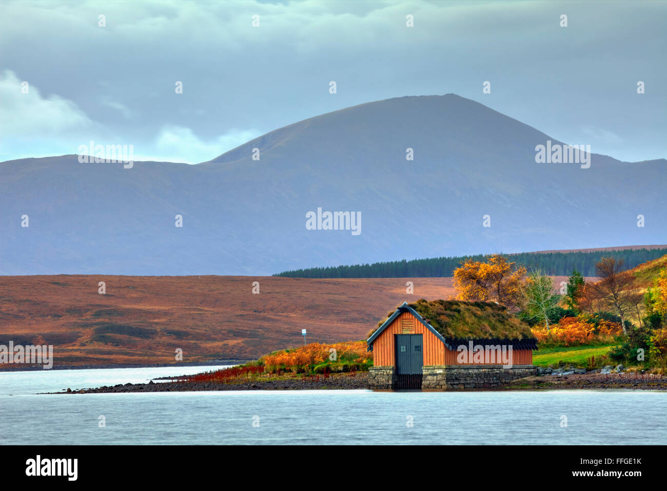 Les bateaux sur le Loch loyal dans le Nord de l'Ecosse, avec Ben Klibreck dans la distance. Banque D'Images