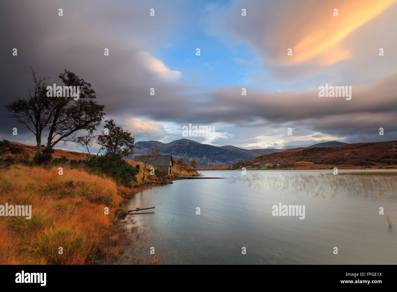 La remise à bateaux à l'extrémité sud du Loch Stack, dans le nord-ouest des Highlands d'Écosse, capturés au lever du soleil à la fin d'octobre. Banque D'Images