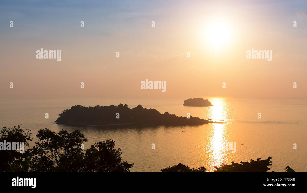 Magnifique coucher de soleil sur l'île de Koh Chang, Thaïlande. Banque D'Images