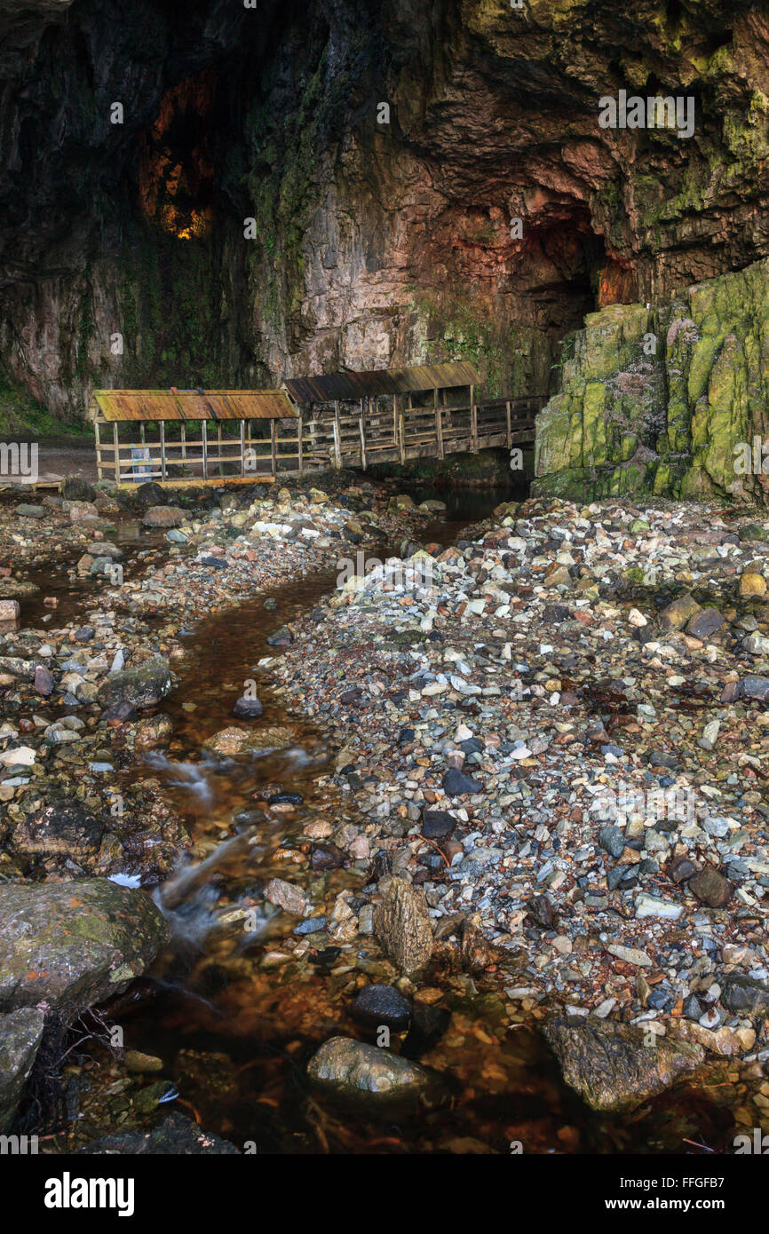 L'entrée de la grotte, près de Durness Smoo en Ecosse. Banque D'Images