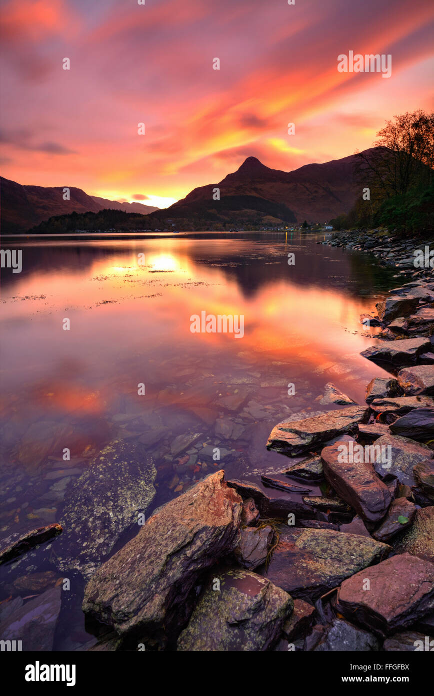 Le Pap of Glencoe dans les Highlands écossais, reflétée dans le Loch Leven au lever du soleil au début de novembre. Banque D'Images