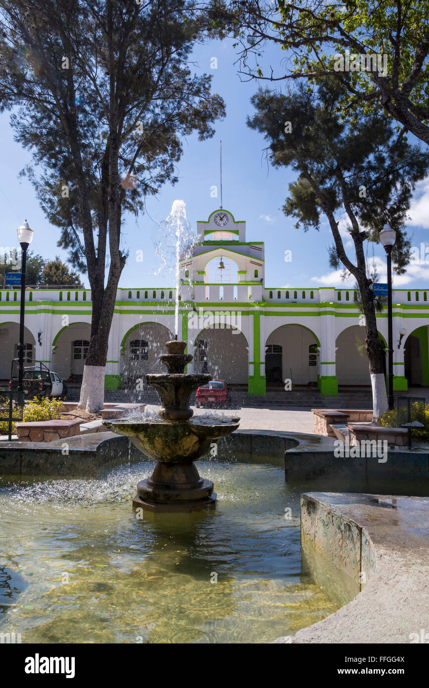 Asunción Nochixtlán, Oaxaca, Mexique - une fontaine dans le Zócalo (place centrale) et le Palacio Municipal (hôtel de ville). Banque D'Images