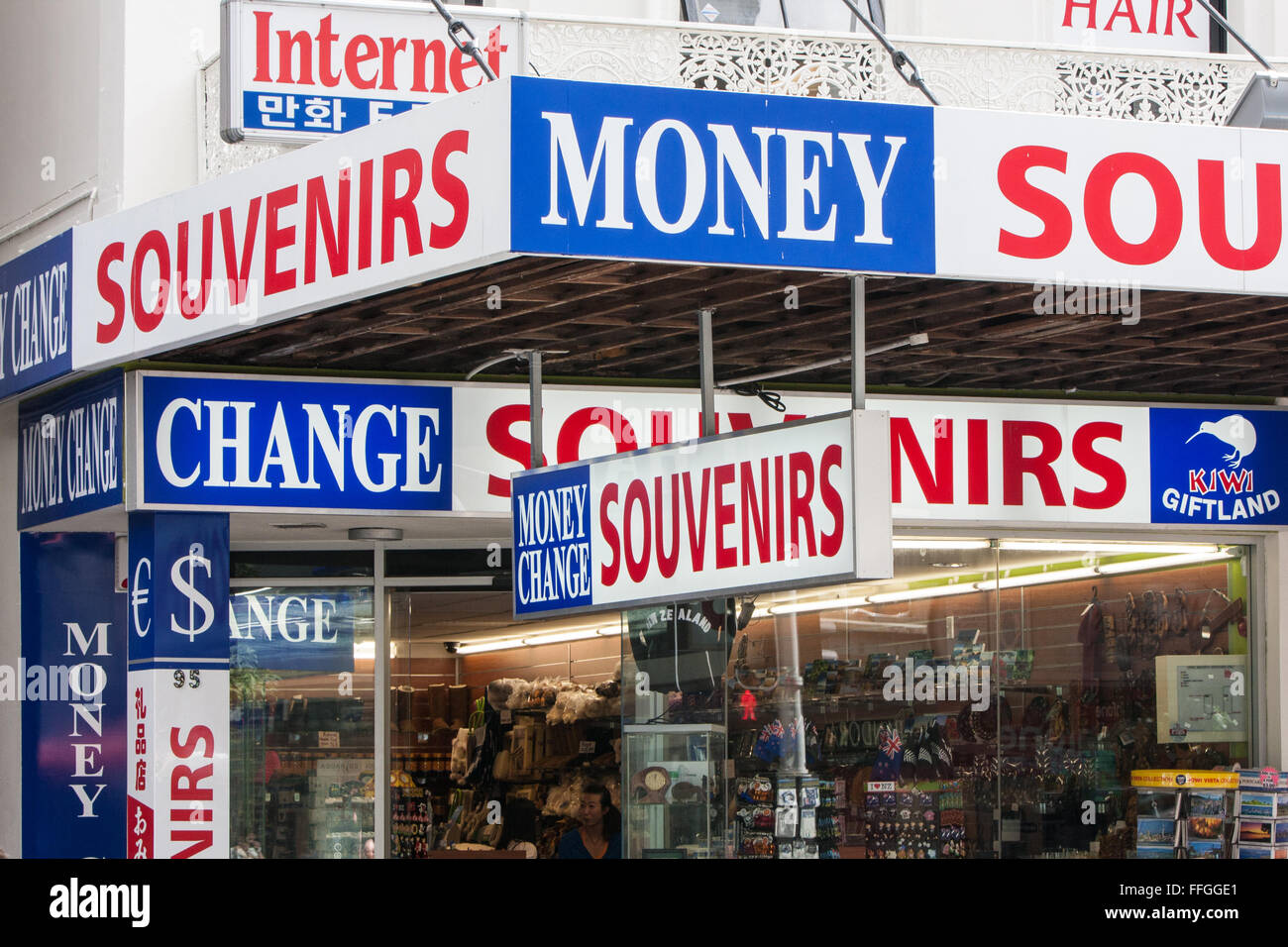 Un Bureau De Change Et D Affichage A L Exterieur De Souvenirs Shop Sur Queen Street Dans Le Centre De Auckland Nouvelle Zelande Photo Stock Alamy