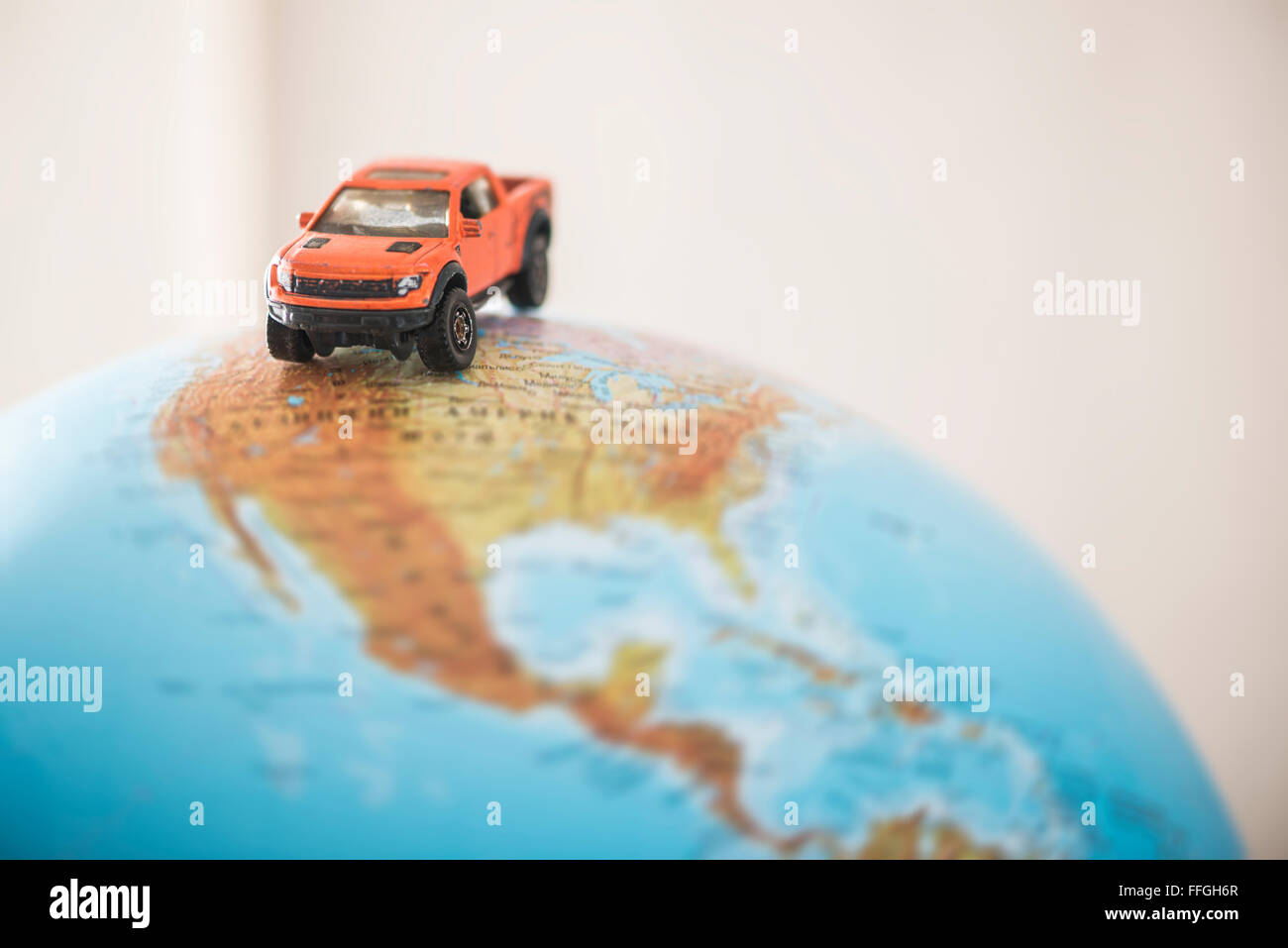 Voiture tout terrain sur un globe. Concept miniature Banque D'Images