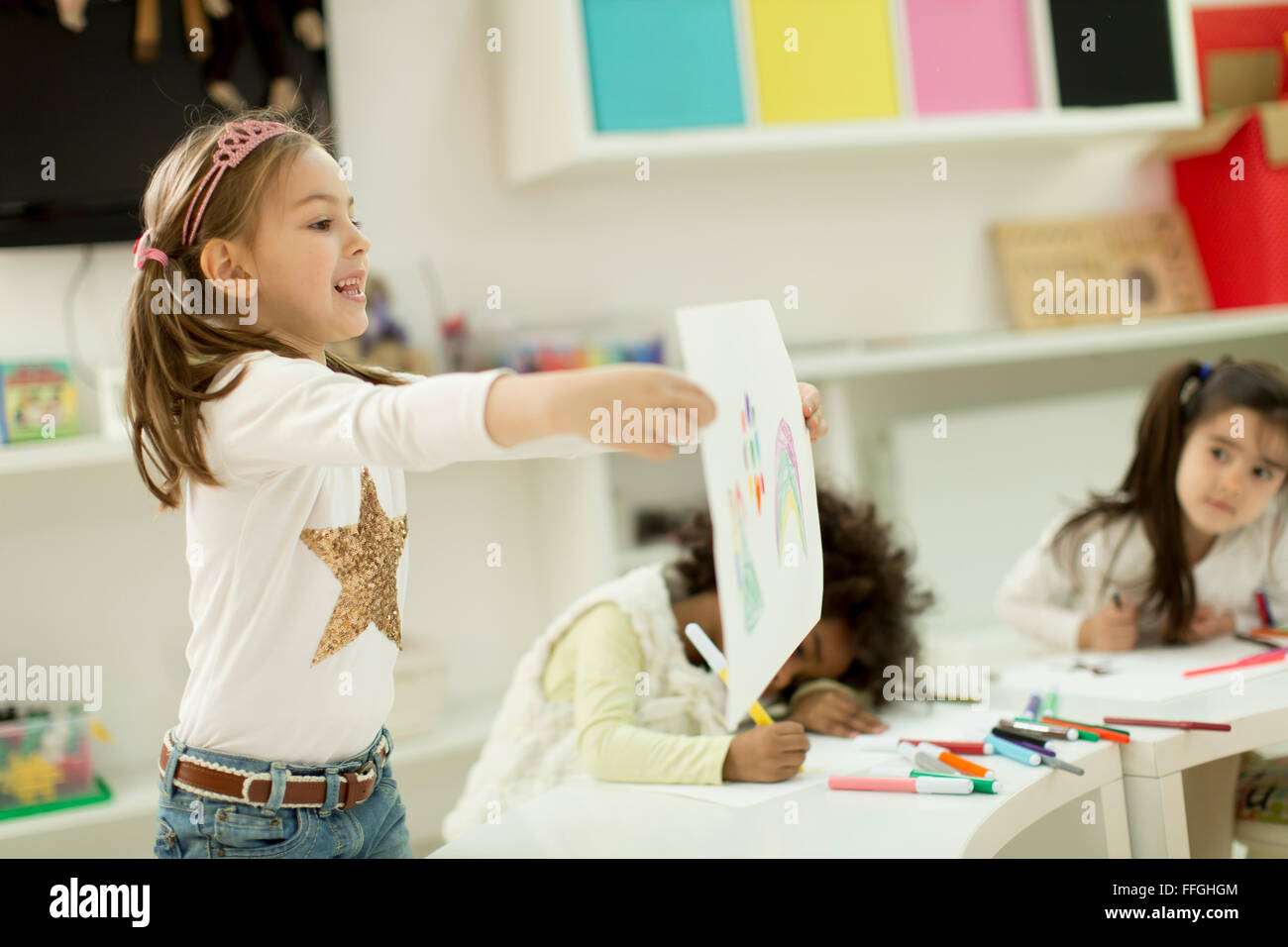 Dessin enfants multiracial dans la salle de jeux Banque D'Images