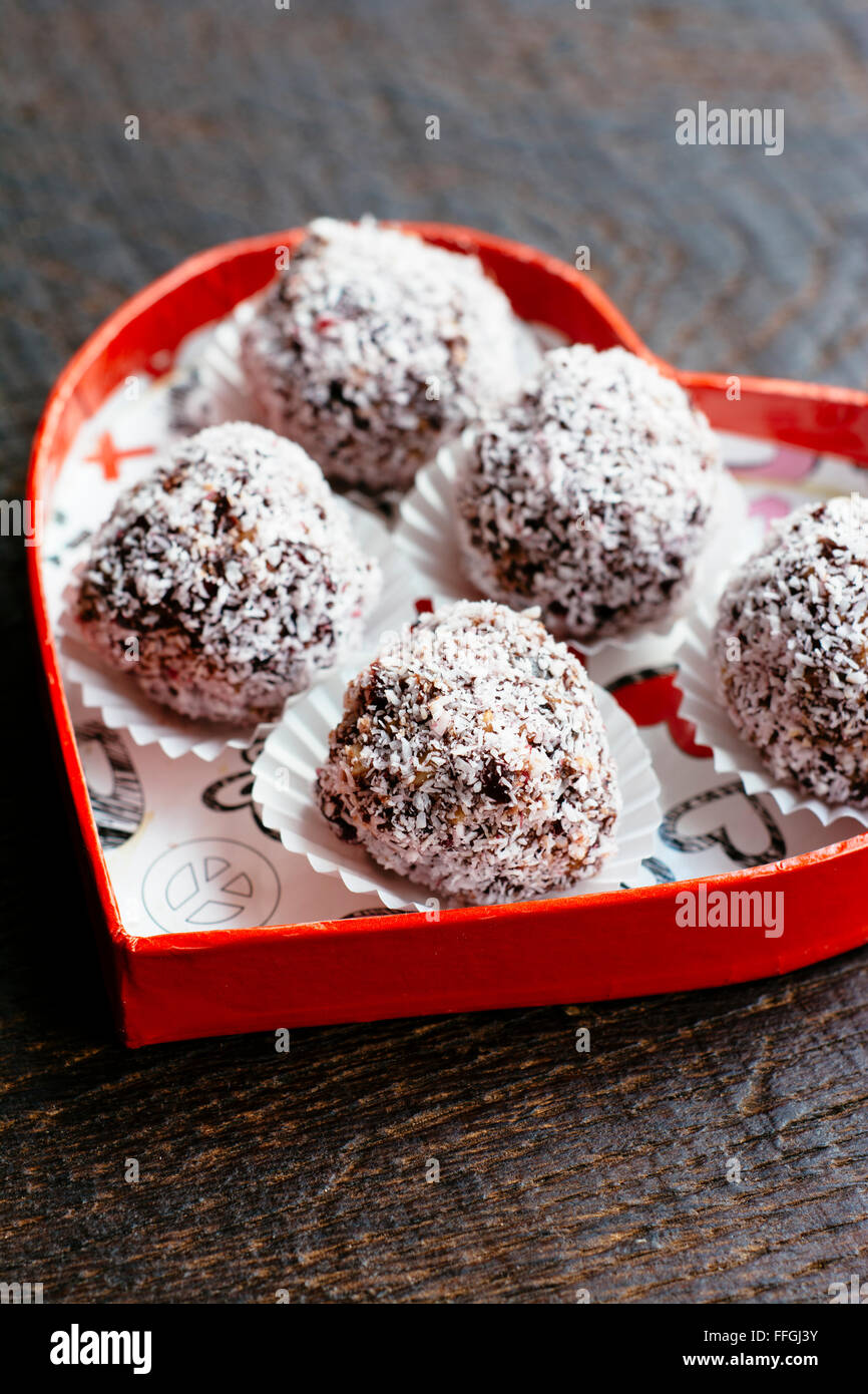 Cranberry, noix, truffes au chocolat Date dans une boîte en forme de coeur. Banque D'Images