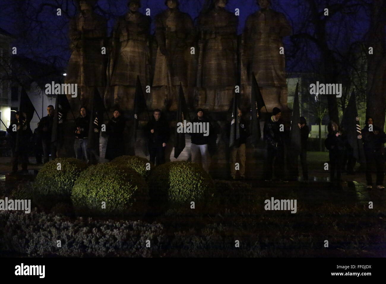 Worms, Allemagne. Feb 13, 2016. L'aile droite protestataires stand avec les drapeaux sur le mémorial de l'Prussian-Hessian Infantry Regiment 'Prince Carl' 118 . Environ 80 membres du parti de droite 'Der III. Weg" (La troisième voie) ont défilé dans les vers en souvenir de ceux qui ont été tués par les bombardements alliés à Dresde. Ils ont été rejoints par des Néo Nazis de la Hongrie. Certains manifestants anti-fascistes se tenait contre le long du chemin. Crédit : Michael Debets/Pacific Press/Alamy Live News Banque D'Images