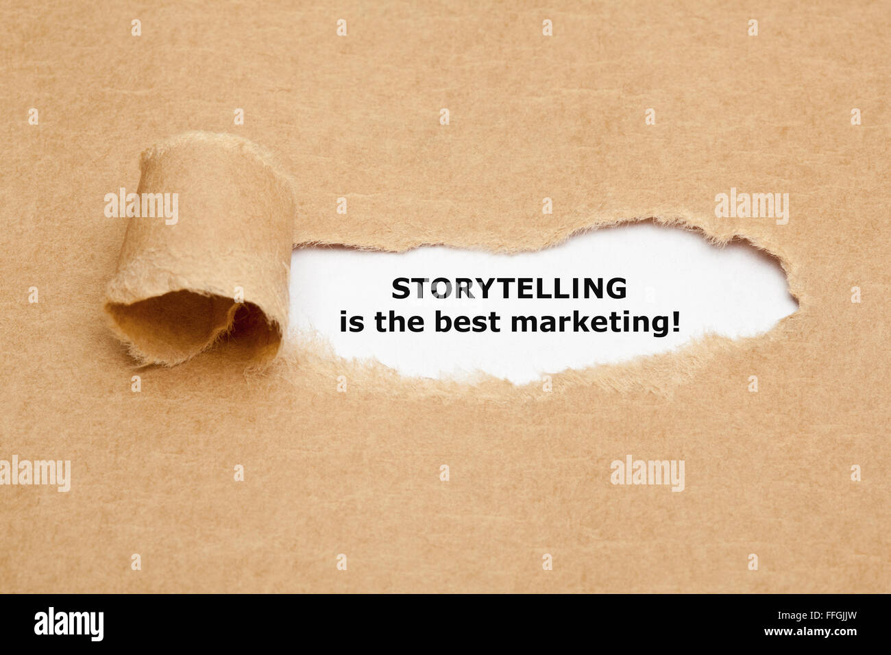 La citation de motivation Storytelling est le meilleur marketing, apparaître derrière déchiré papier brun. Banque D'Images