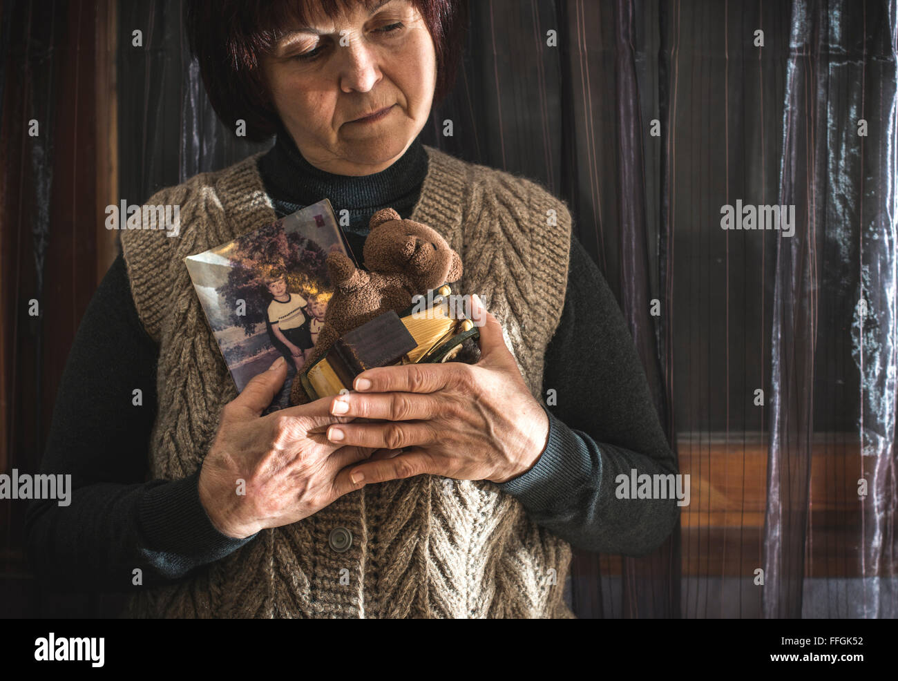Senior woman hold photos d'enfants. Toys Banque D'Images