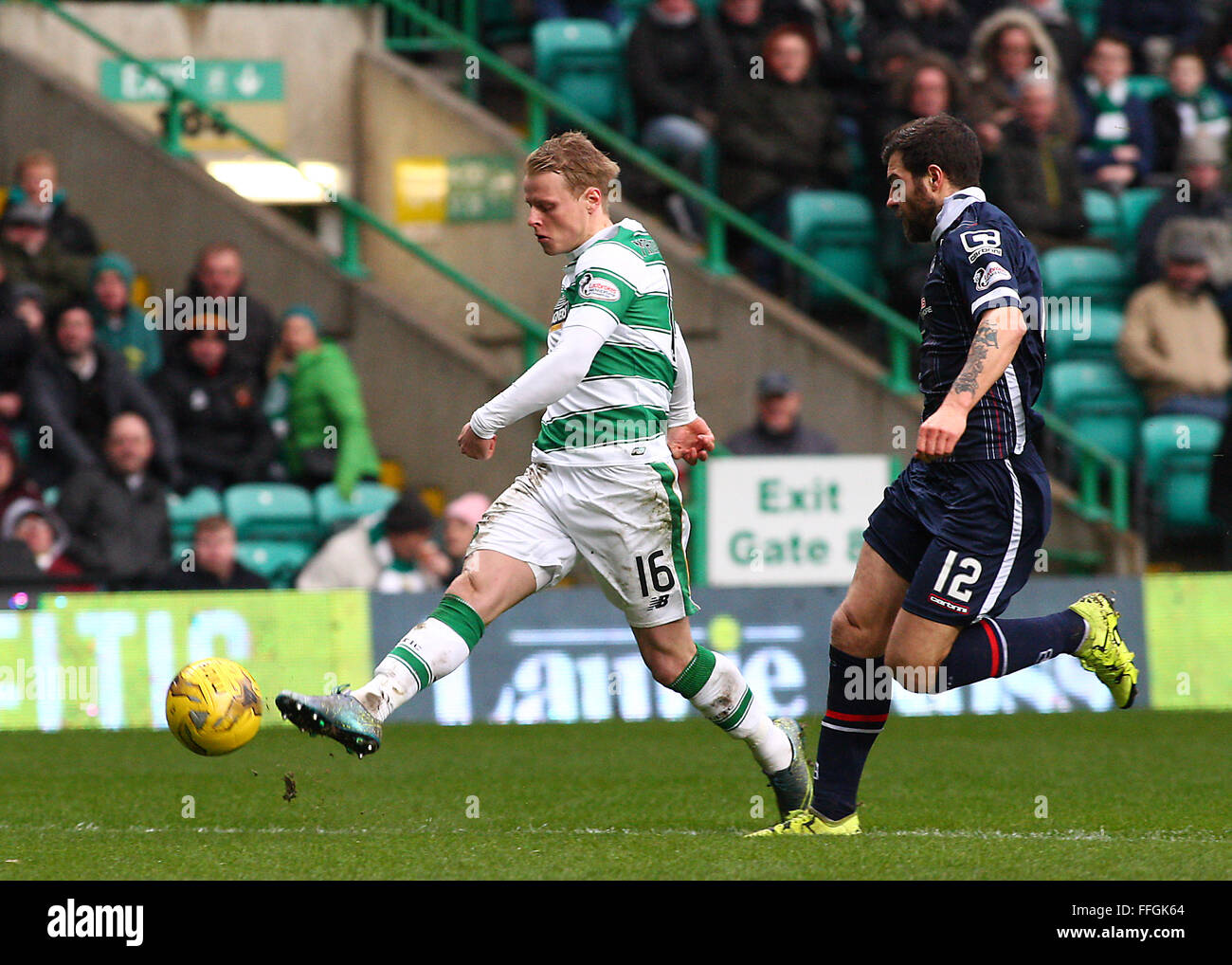 Gary Mackay-Steven de Celtic et Richard Foster, du comté de Ross lors de la Celtic v Ross Comté Ladbrokes Scottish Premiership match au Celtic Park, Glasgow le 13 février 2016 Banque D'Images