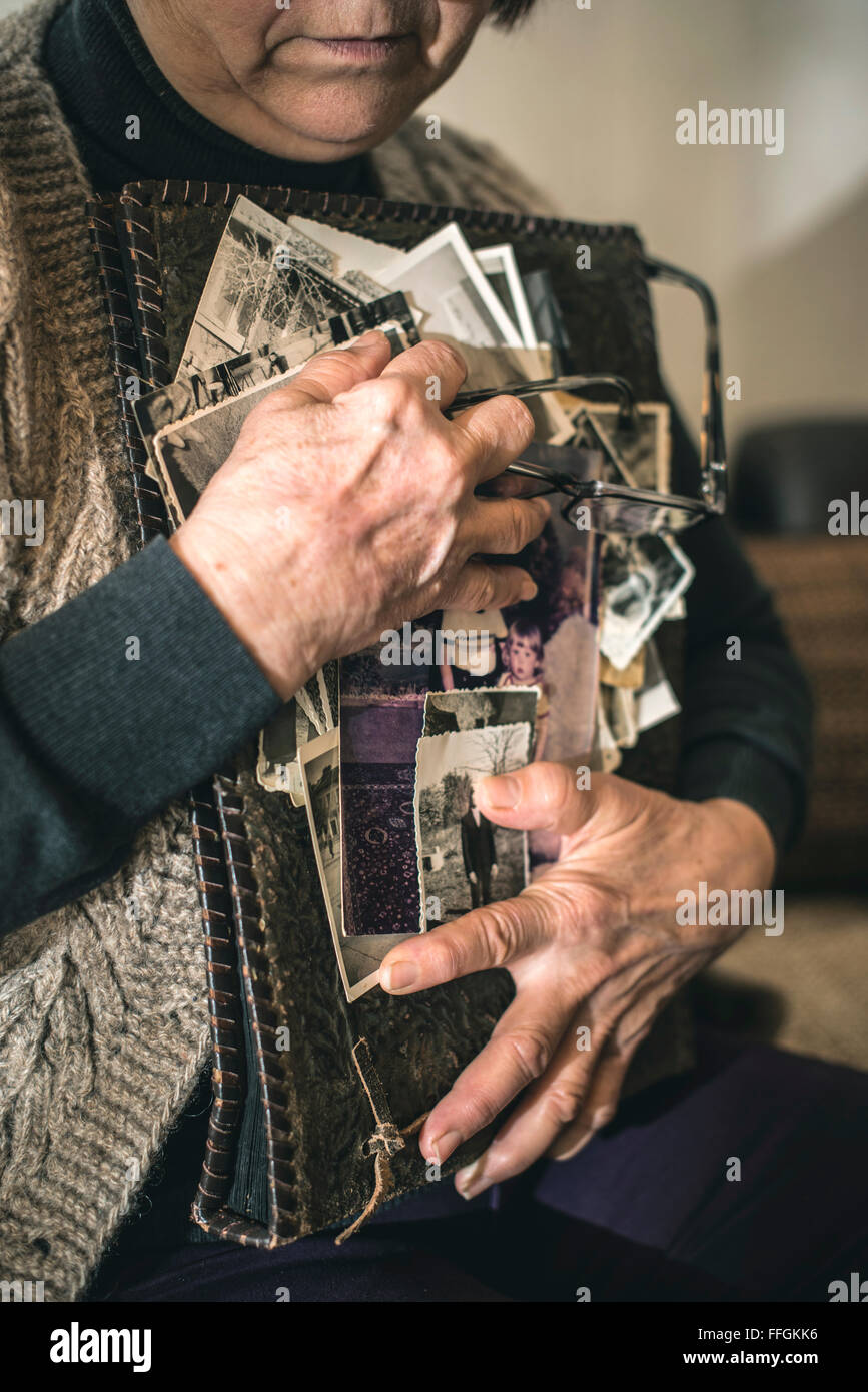 Senior woman regarder de vieilles photos. Tristesse Banque D'Images