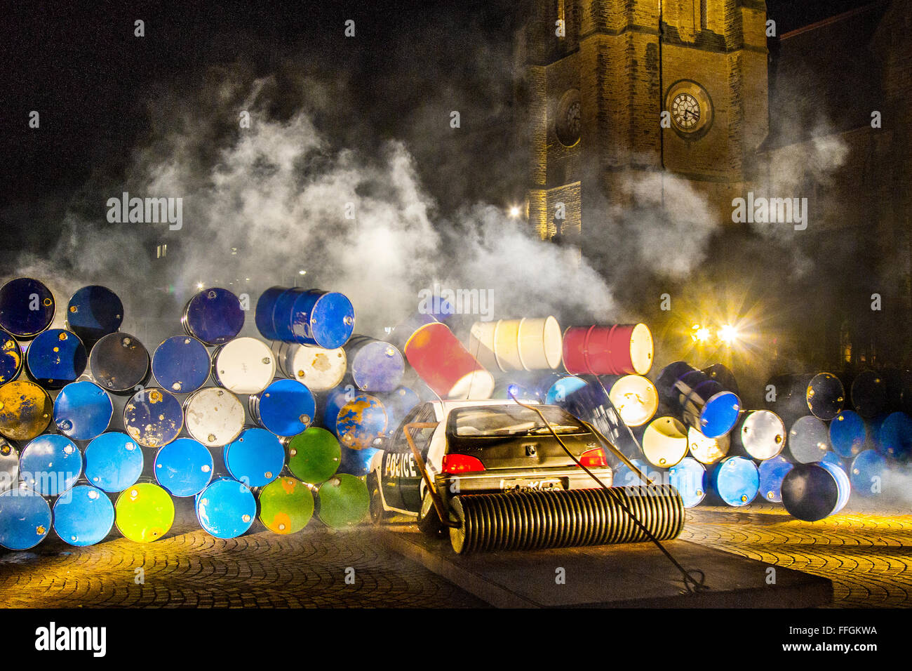 Generik Vapeur Bivouac Blackpool Lancashire, Royaume-Uni. 13e Février 2016. Explosion de bivouac par le général Vapeur. D'artifice qui explosent, les performances, la démolition et la fumée de couleur event à St John's Square. Doté d''fortes détonations et la pyrotechnie ce théâtre itinérant Les Commandos percu, à partir de la France a attiré les foules à l'Showzam organisé au cours de la mi-vacances. Visiter Blackpool dans un véhicule unique, l'ensemble est revenu à la place de démolir un mur de fûts en métal a fait exploser par l'impact d'une voiture de police pris dans un énorme piège à souris. Banque D'Images