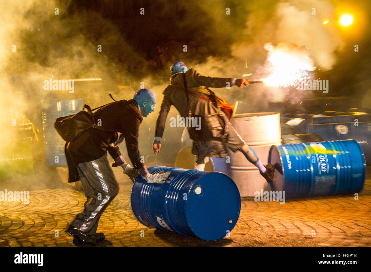 Generik Vapeur Bivouac Blackpool Lancashire, Royaume-Uni. 13e Février 2016. Explosion de bivouac par le général Vapeur. D'artifice qui explosent, les performances, la démolition et la fumée de couleur event à St John's Square. Doté d''fortes détonations et la pyrotechnie ce théâtre itinérant Les Commandos percu, à partir de la France a attiré les foules à l'Showzam organisé au cours de la mi-vacances. Visiter Blackpool dans un véhicule unique, l'ensemble est revenu à la place de démolir un mur de fûts en métal a fait exploser par l'impact d'une voiture de police pris dans un énorme piège à souris. Banque D'Images