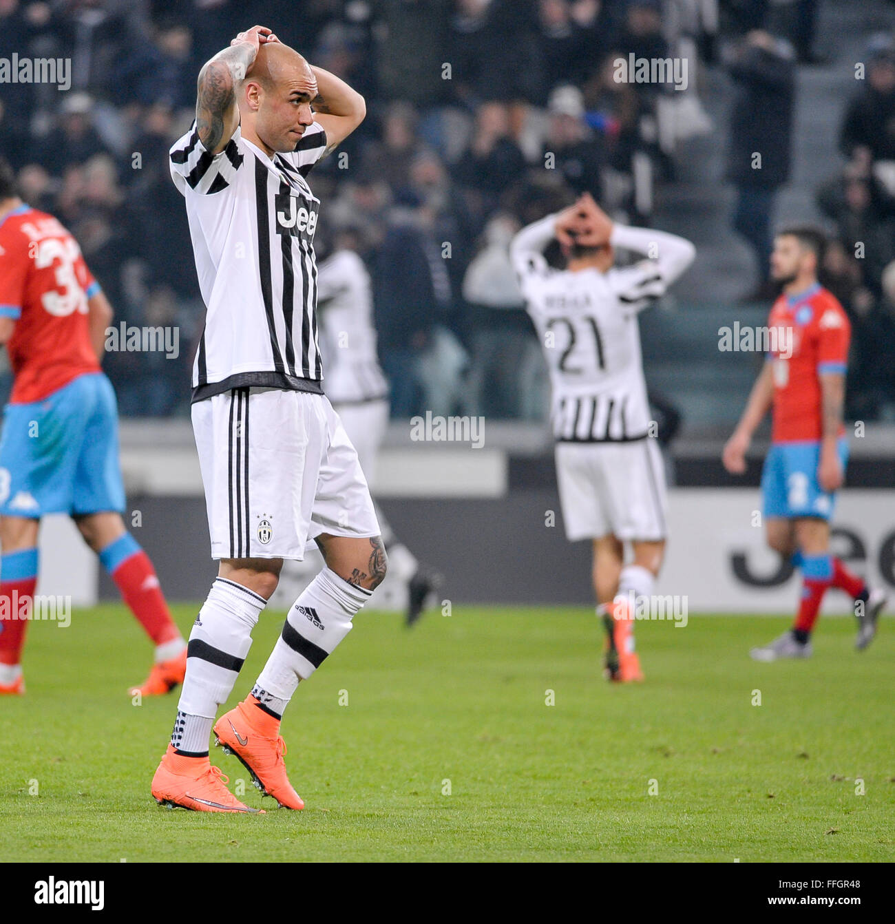 Simone Zaza (à gauche) est déçu après avoir raté une chance au cours de la série d'un match de football entre la Juventus et SSC Napoli . La Juventus gagne 1-0 et va haut de Serie A. Simone Zaza est le marqueur. Banque D'Images